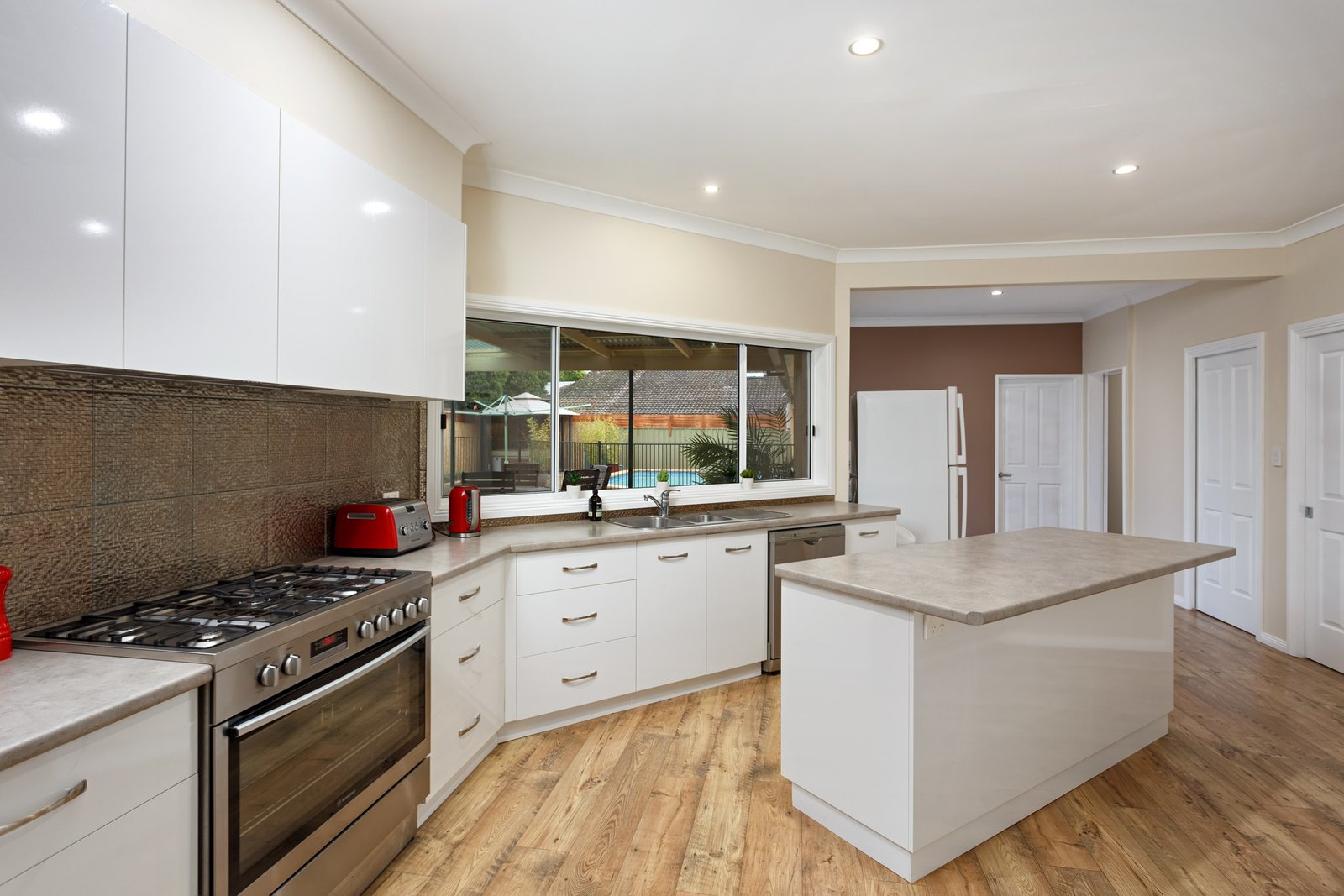 18 Dalkeith Avenue LAKE ALBERT 2