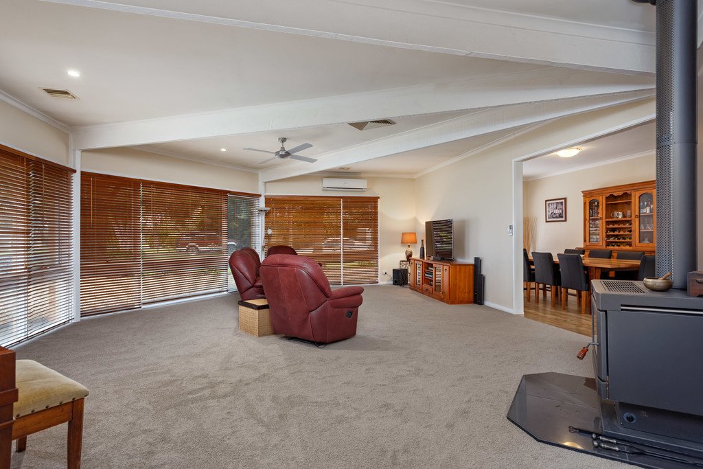 18 Dalkeith Avenue LAKE ALBERT 3