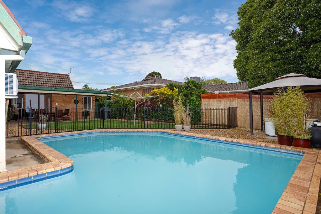 18 Dalkeith Avenue LAKE ALBERT 4