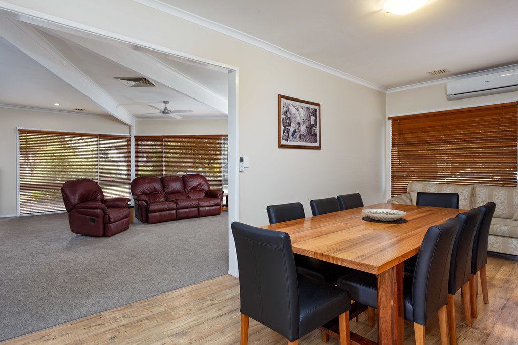 18 Dalkeith Avenue LAKE ALBERT 5