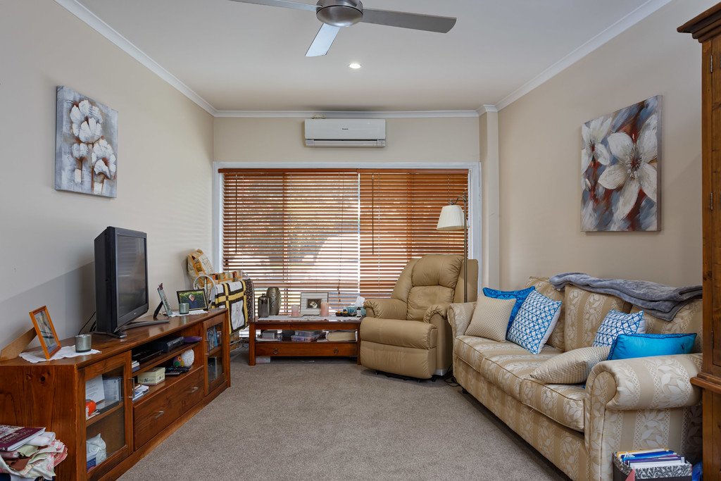 18 Dalkeith Avenue LAKE ALBERT 11