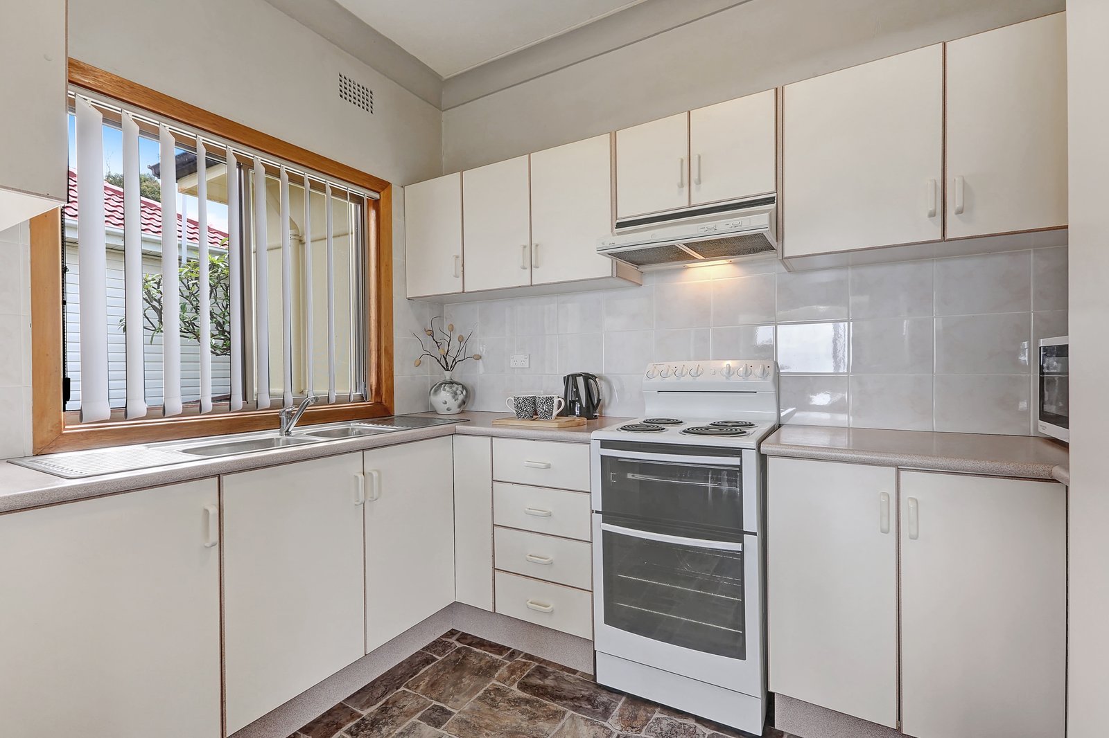 18 Donaldson St  PORT KEMBLA 9