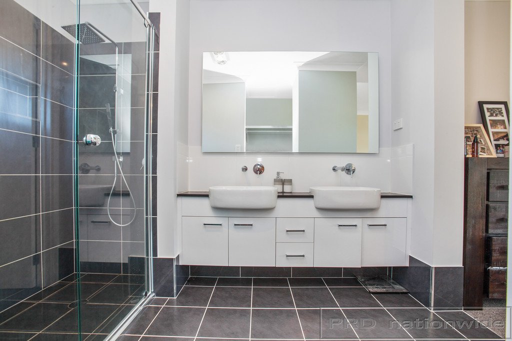 18 Dunnett Av  NORTH ROTHBURY 3