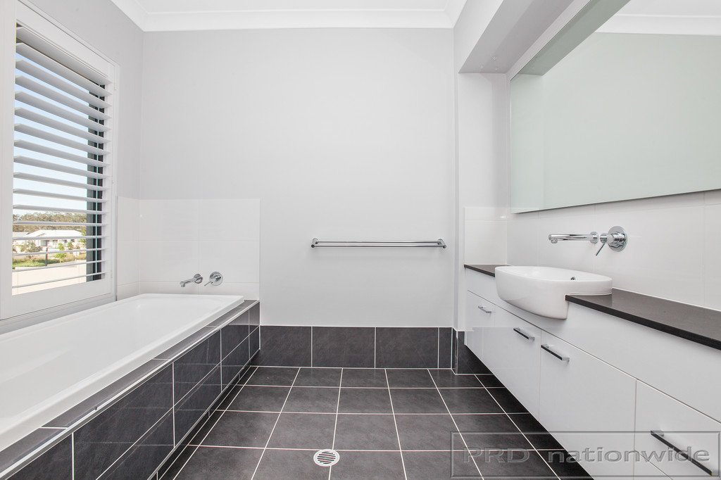 18 Dunnett Av  NORTH ROTHBURY 19