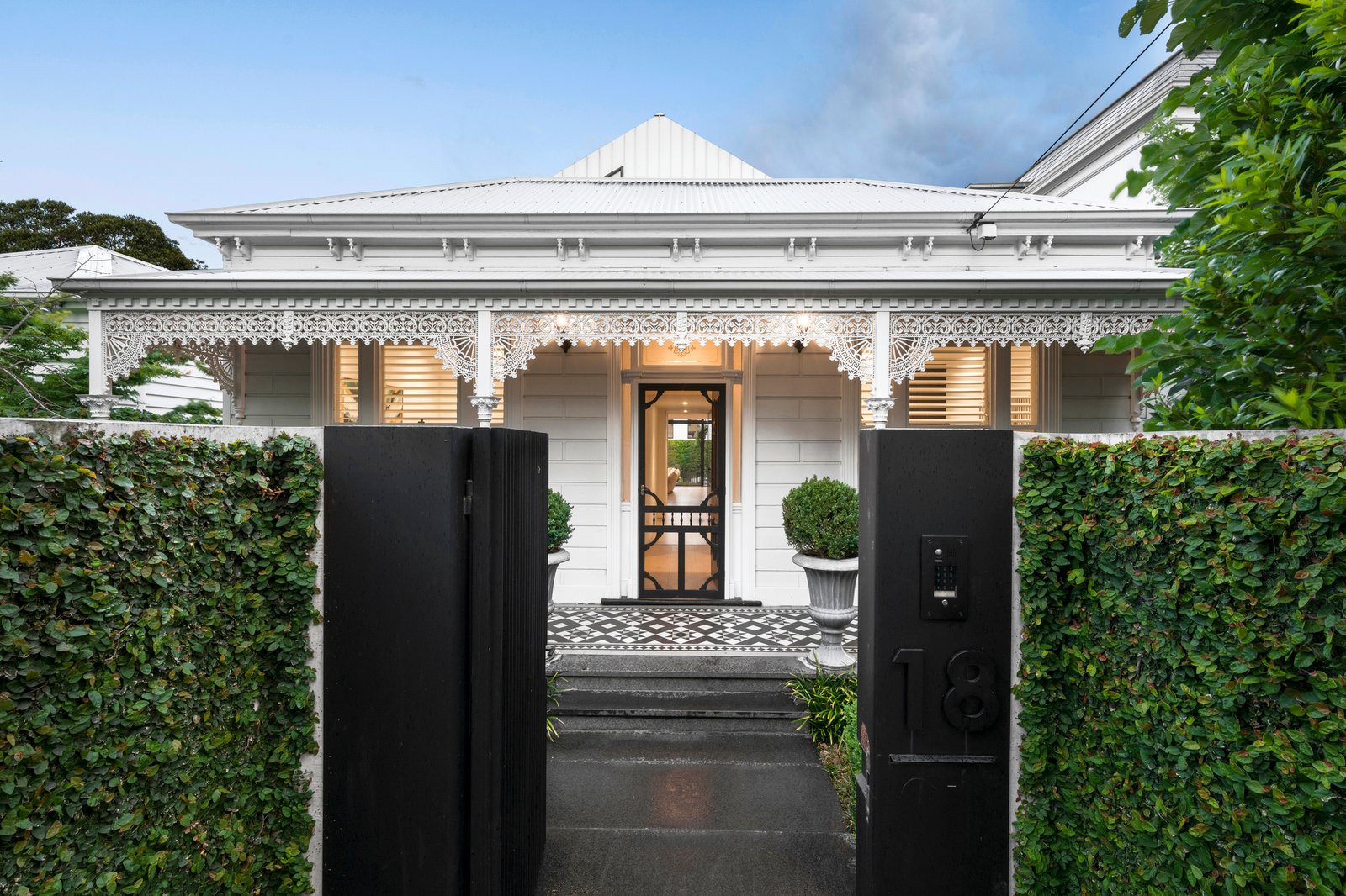 18 Fairbairn Road, Toorak, 3142