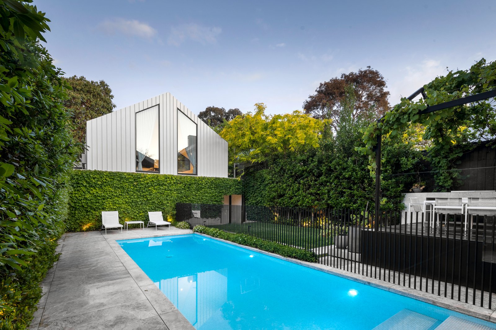 18 Fairbairn Road, Toorak, 3142