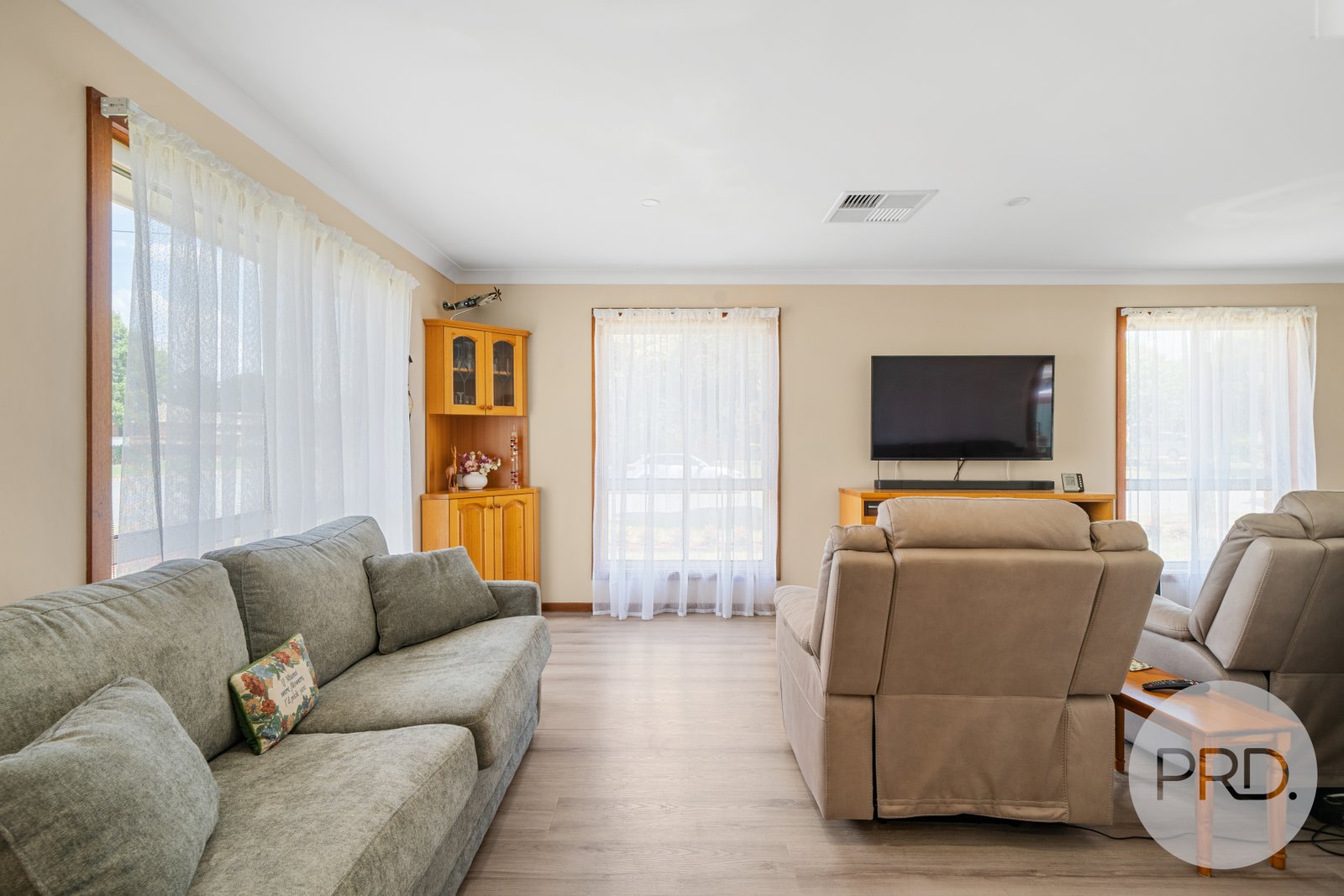 18 Grevillea Crescent LAKE ALBERT 3