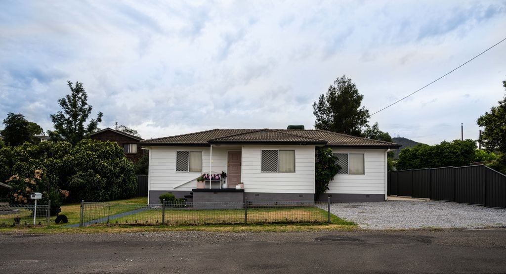 18 Griffin Avenue TAMWORTH 5