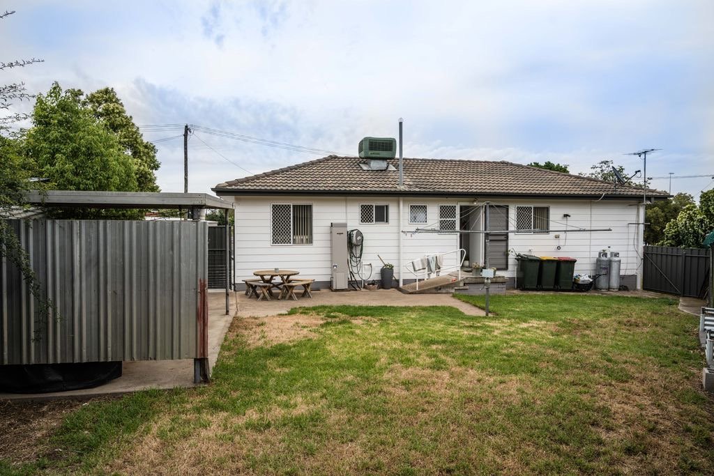 18 Griffin Avenue TAMWORTH 24