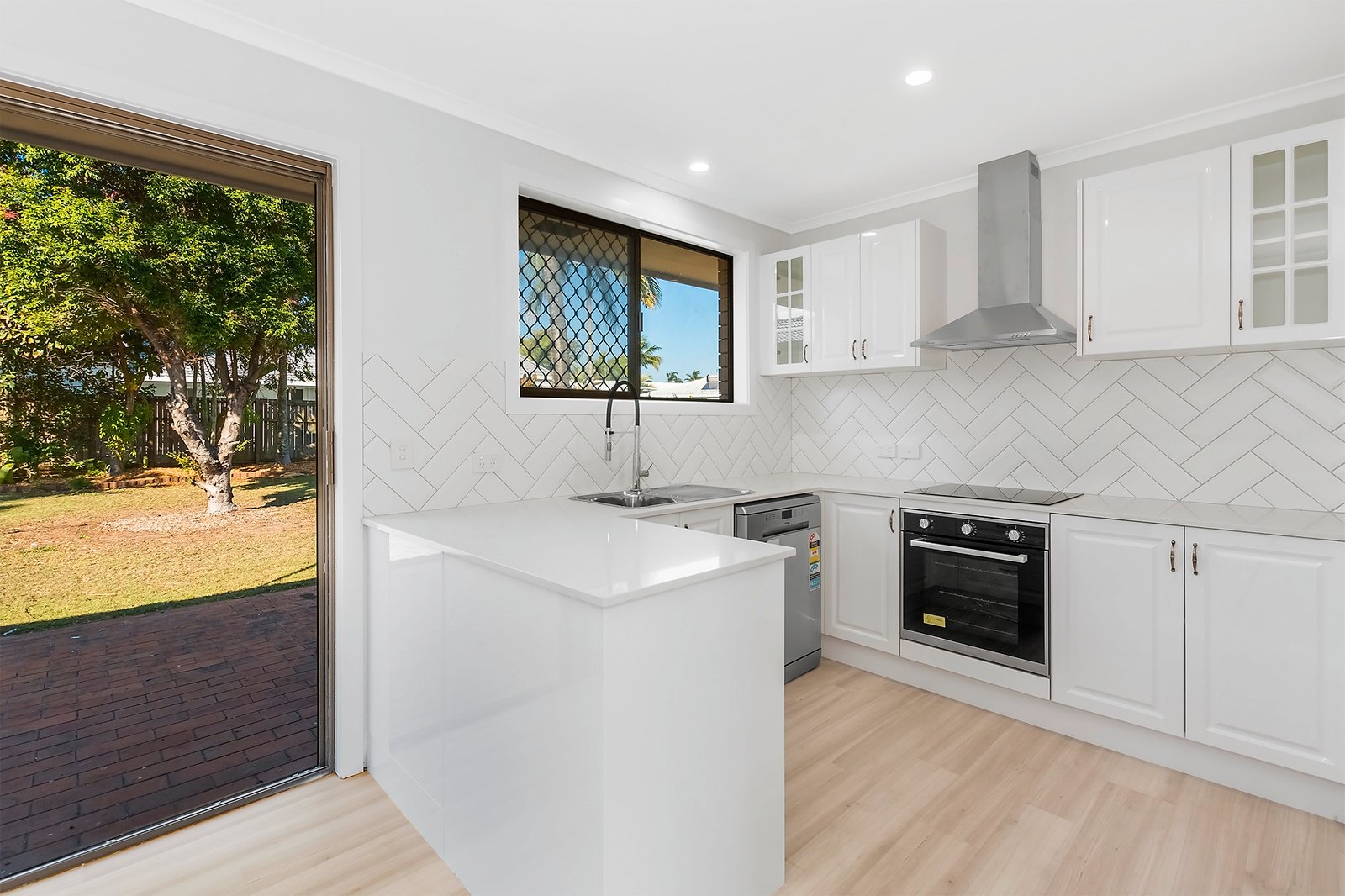 18 Joan St BURLEIGH WATERS 2