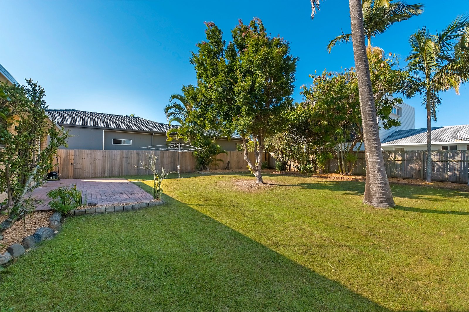 18 Joan St BURLEIGH WATERS 11