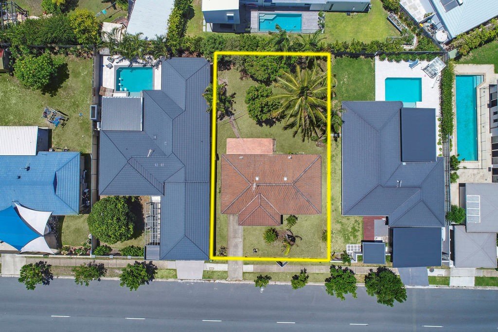 18 Joan St BURLEIGH WATERS 15