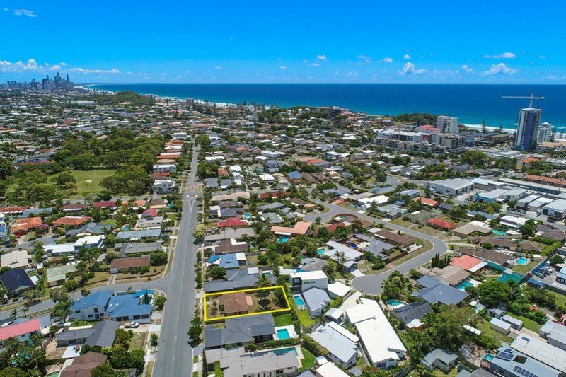 18 Joan St BURLEIGH WATERS 16