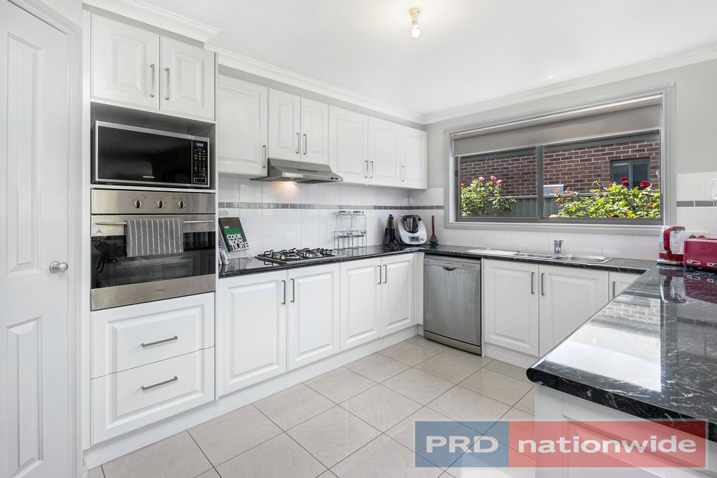 1/8 King George Way MITCHELL PARK 3