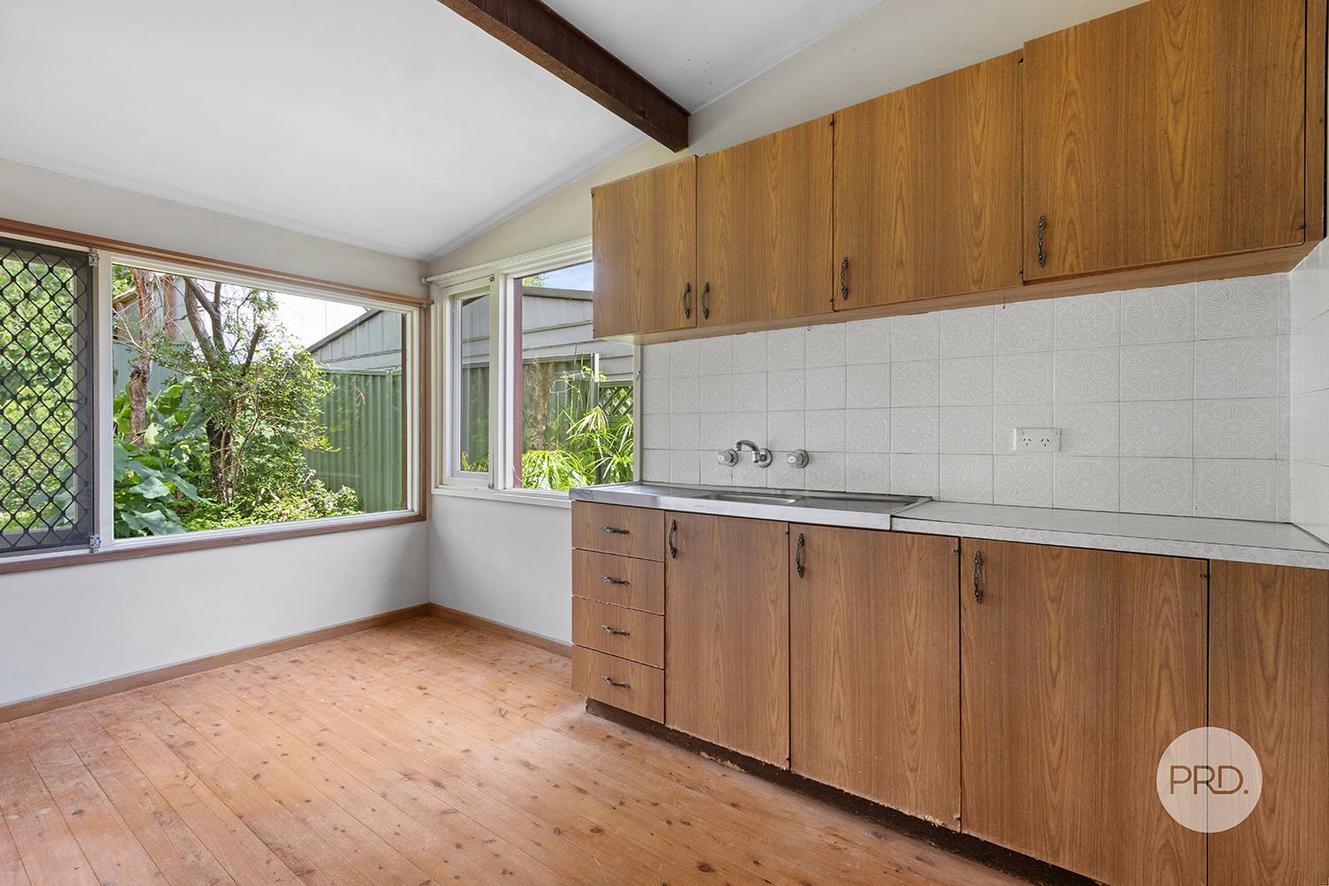 18 Koorabel Street LUGARNO 12