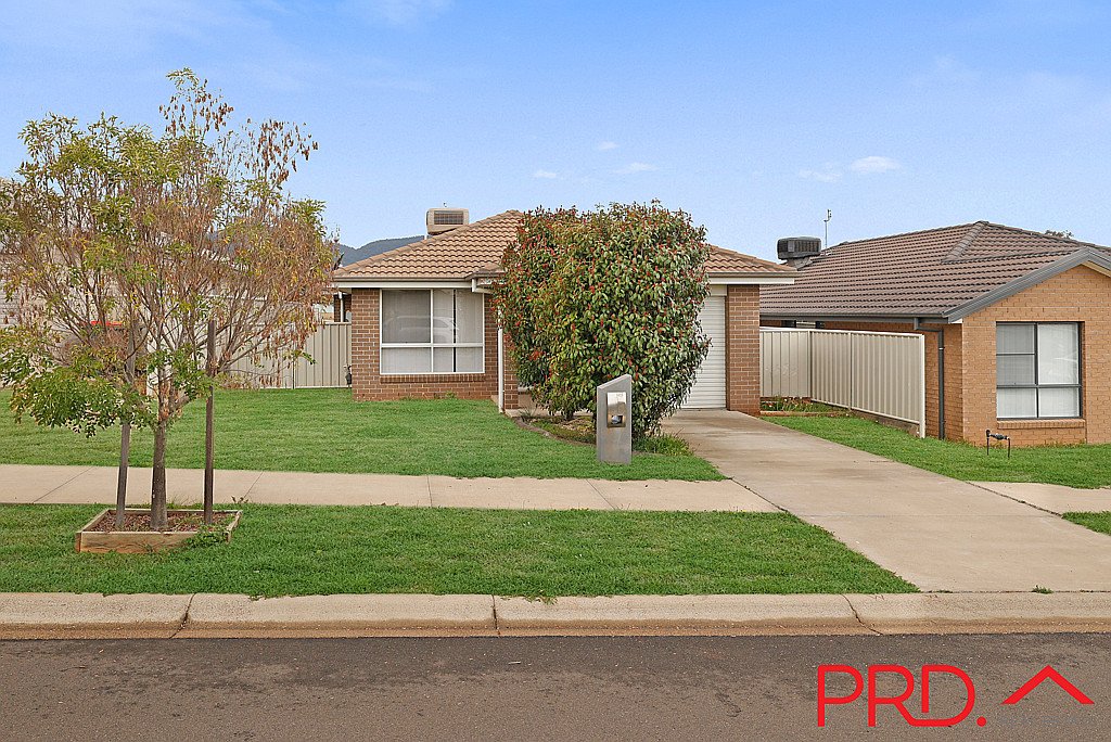 18 Lake Place TAMWORTH 1