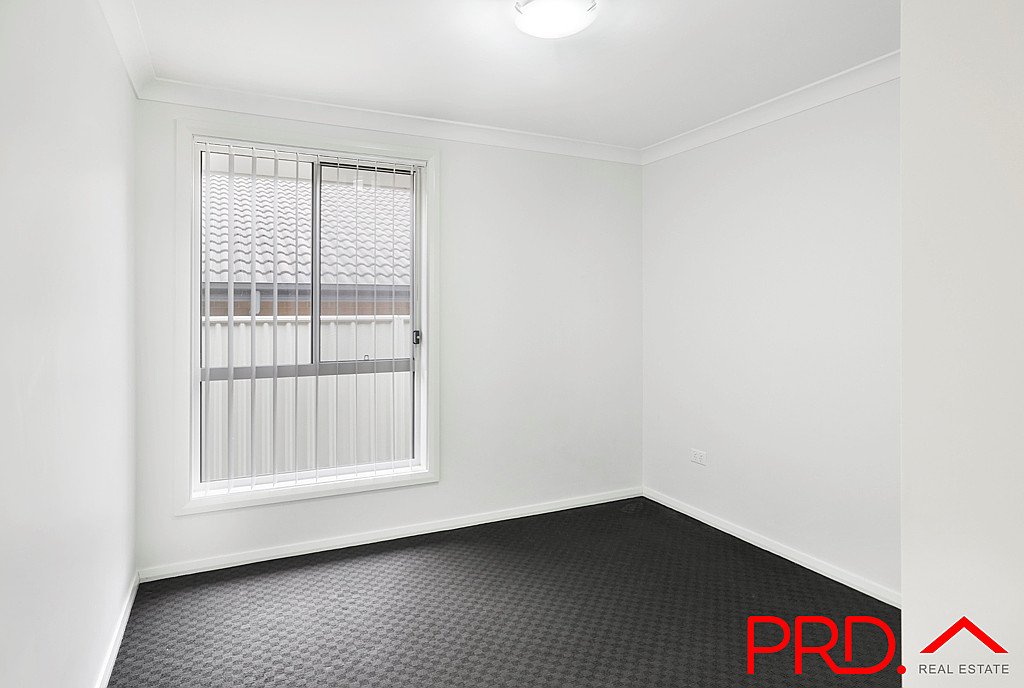 18 Lake Place TAMWORTH 9