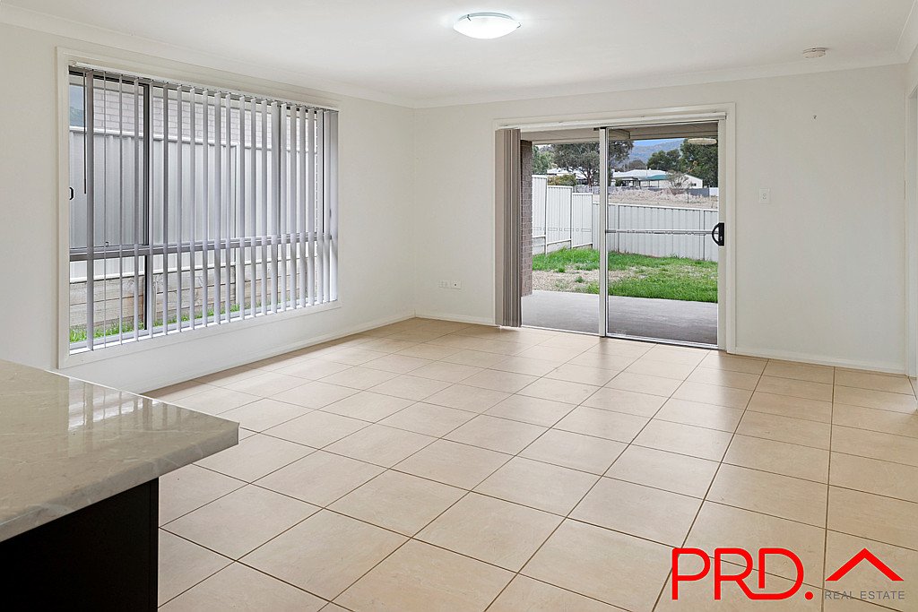 18 Lake Place TAMWORTH 12