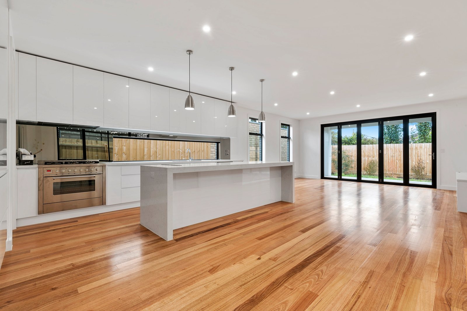 Gallery: 1/8 Lois Court