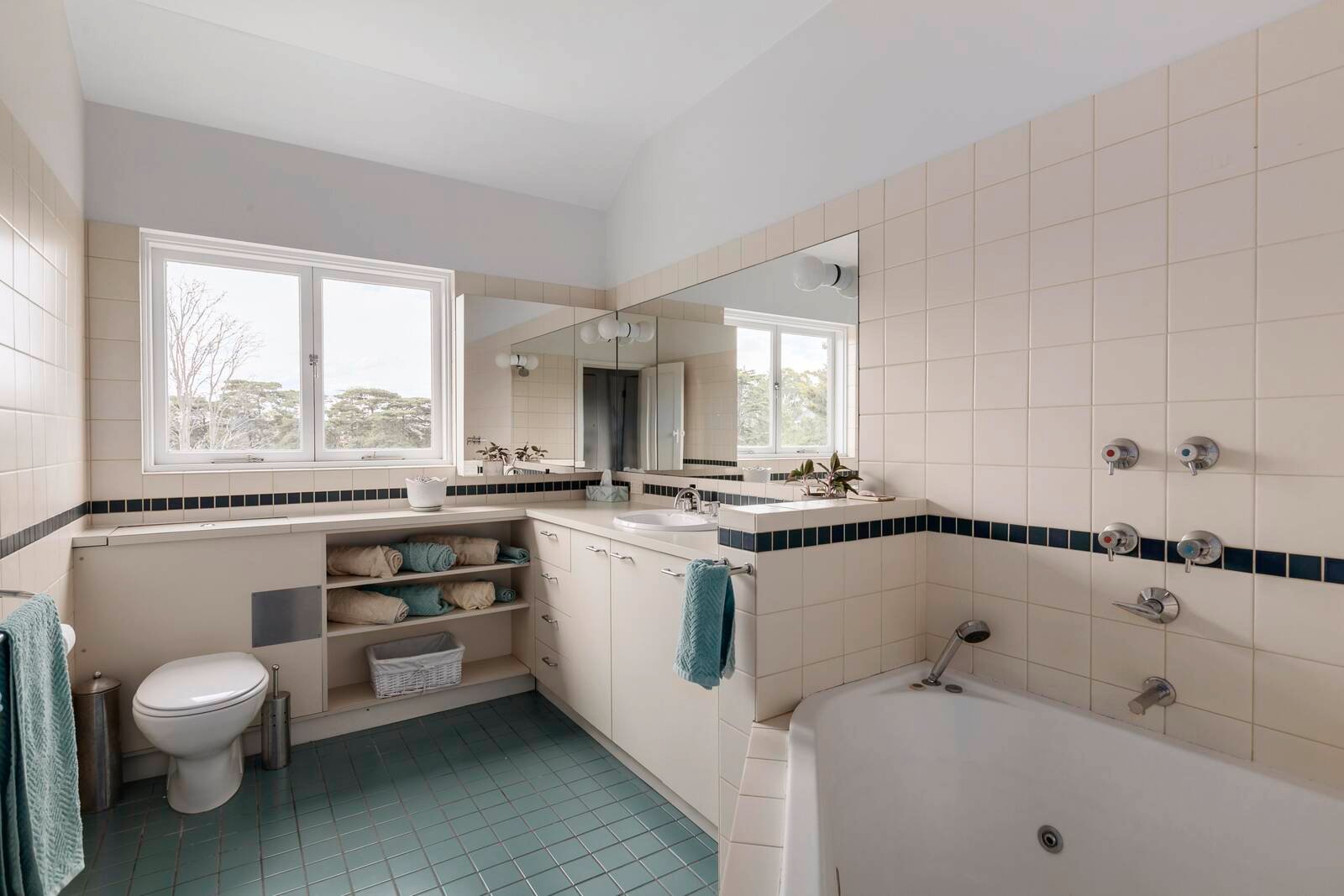 Real Estate and Property in 18 Myrnong Crescent, Toorak, VIC