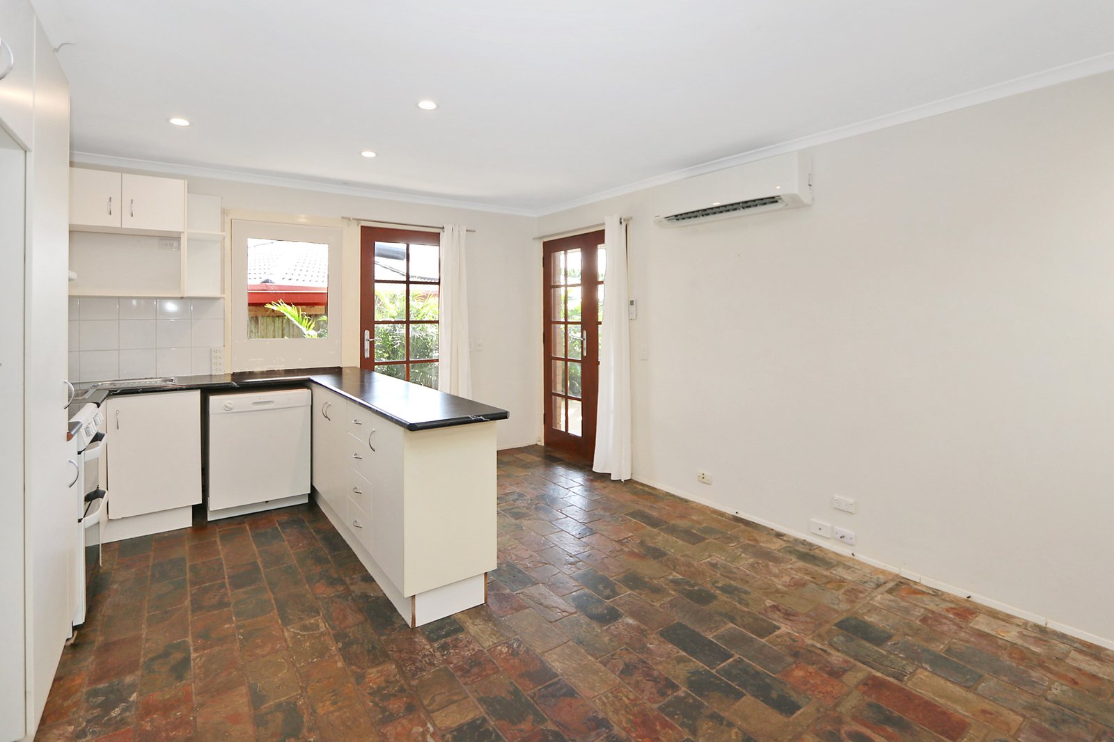 1/8 Orkney Place LABRADOR 7