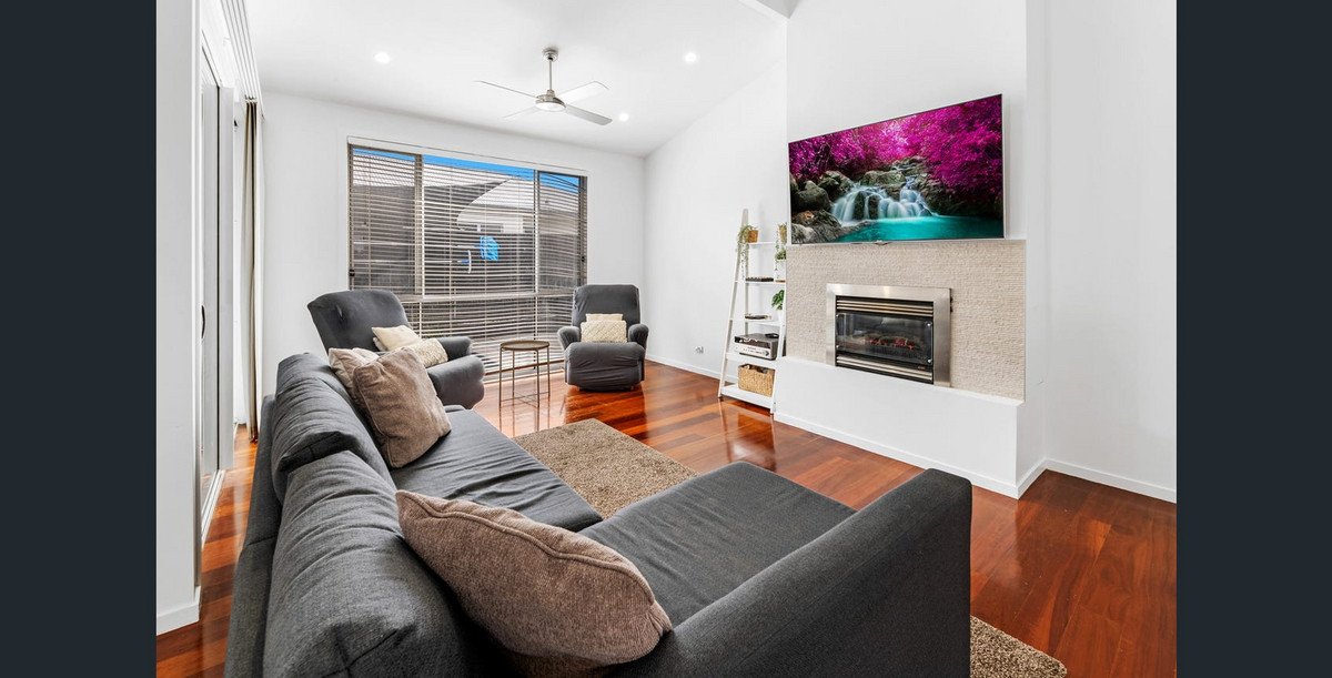 18 Peregine Crescent Coomera 4