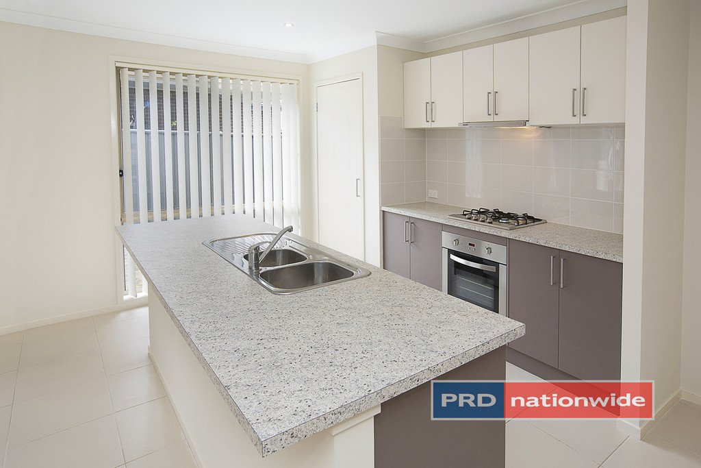 18 Sandstock Crescent JORDAN SPRINGS 5