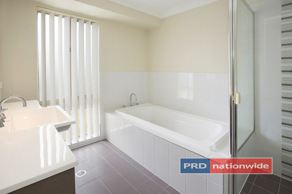 18 Sandstock Crescent JORDAN SPRINGS 9