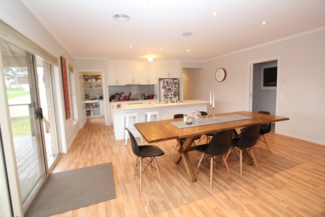 18 Shakespeare Ave  MOUNT HELEN 9