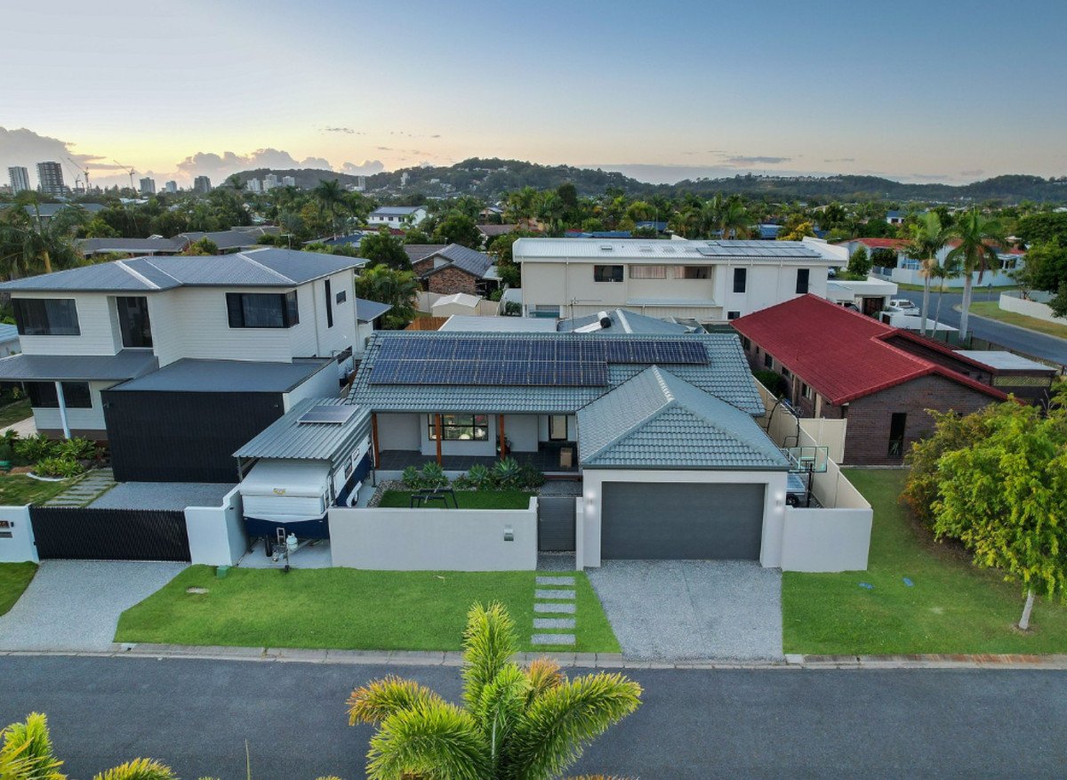 18 Shearwater Drive BURLEIGH WATERS 3