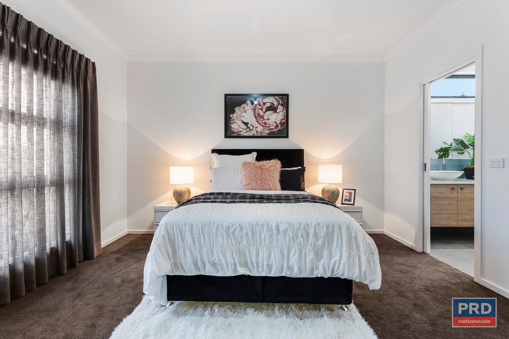 18 Shepherds Glen STRATHFIELDSAYE 2