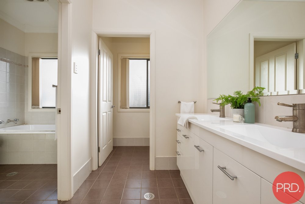 18 Sutton Grove BRANXTON 25