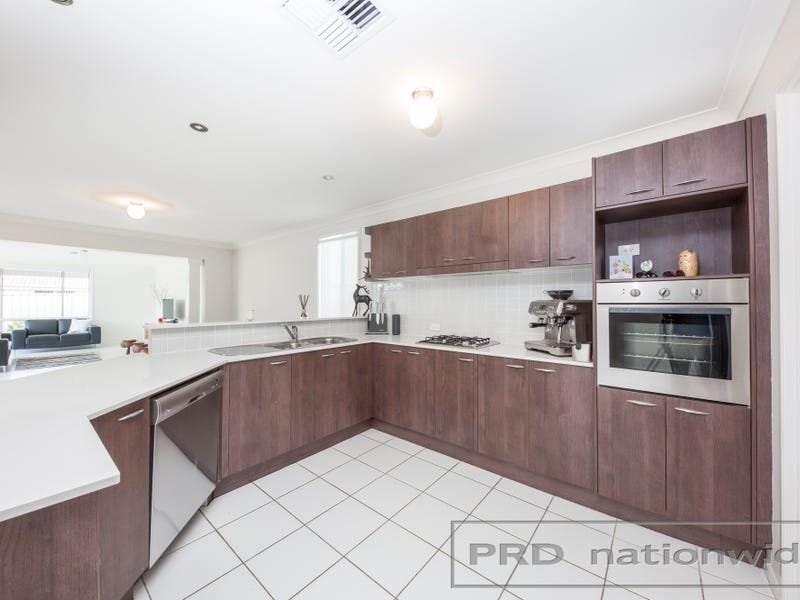 18 Tallowwood Way THORNTON 3
