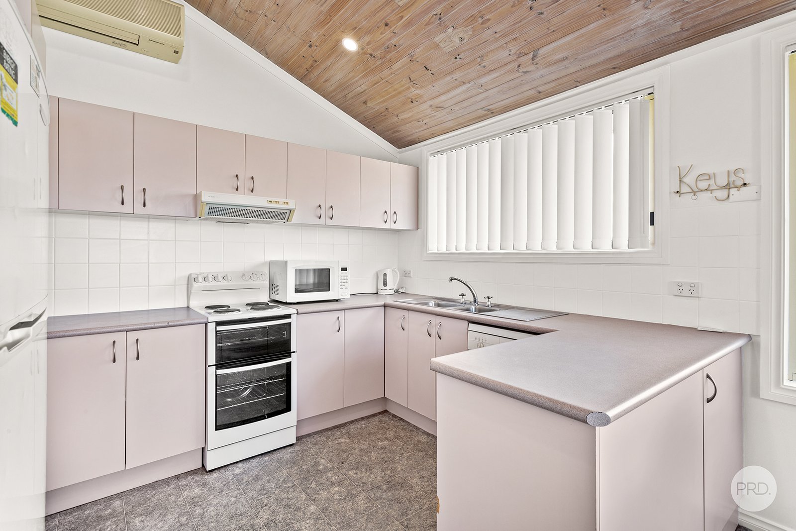 18 Tomaree Road SHOAL BAY 9