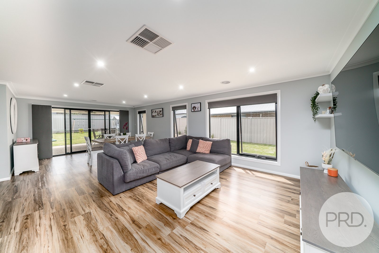 18 Turramia Crescent GOBBAGOMBALIN 5