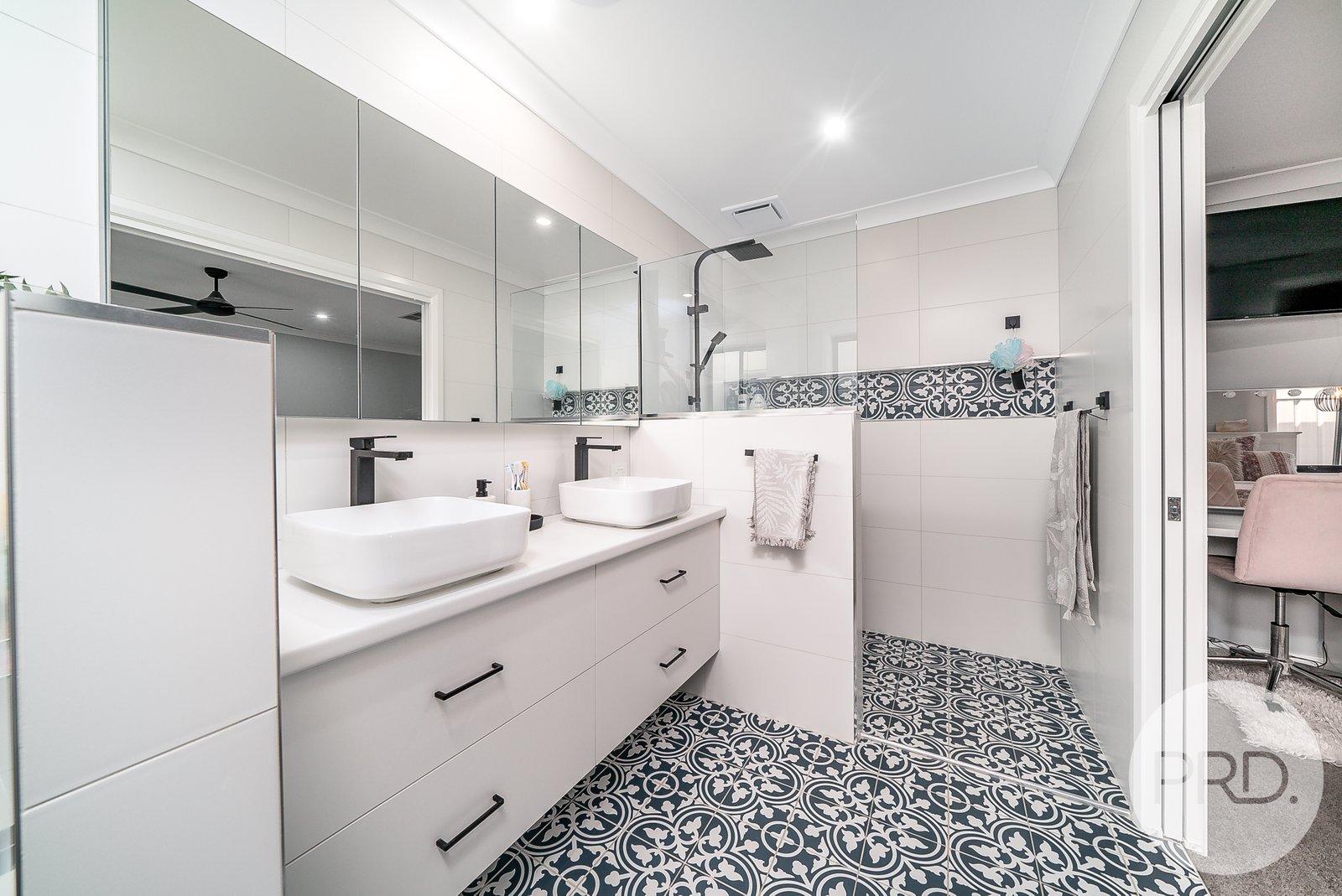 18 Turramia Crescent GOBBAGOMBALIN 13