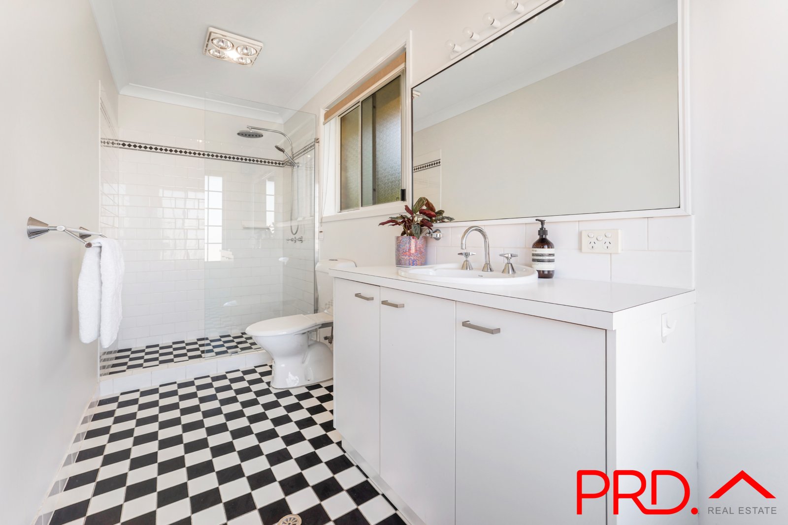 18 Valley Drive TAMWORTH 8