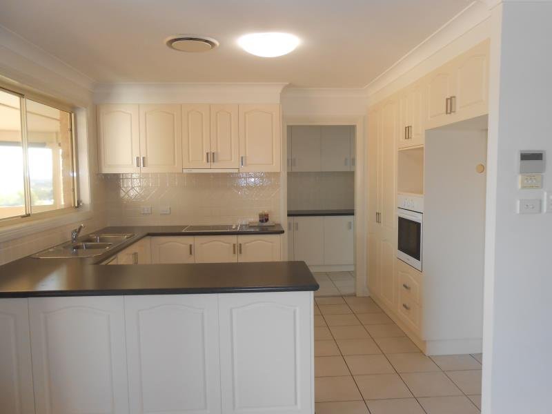 18 Ventnor Drive TAMWORTH 2