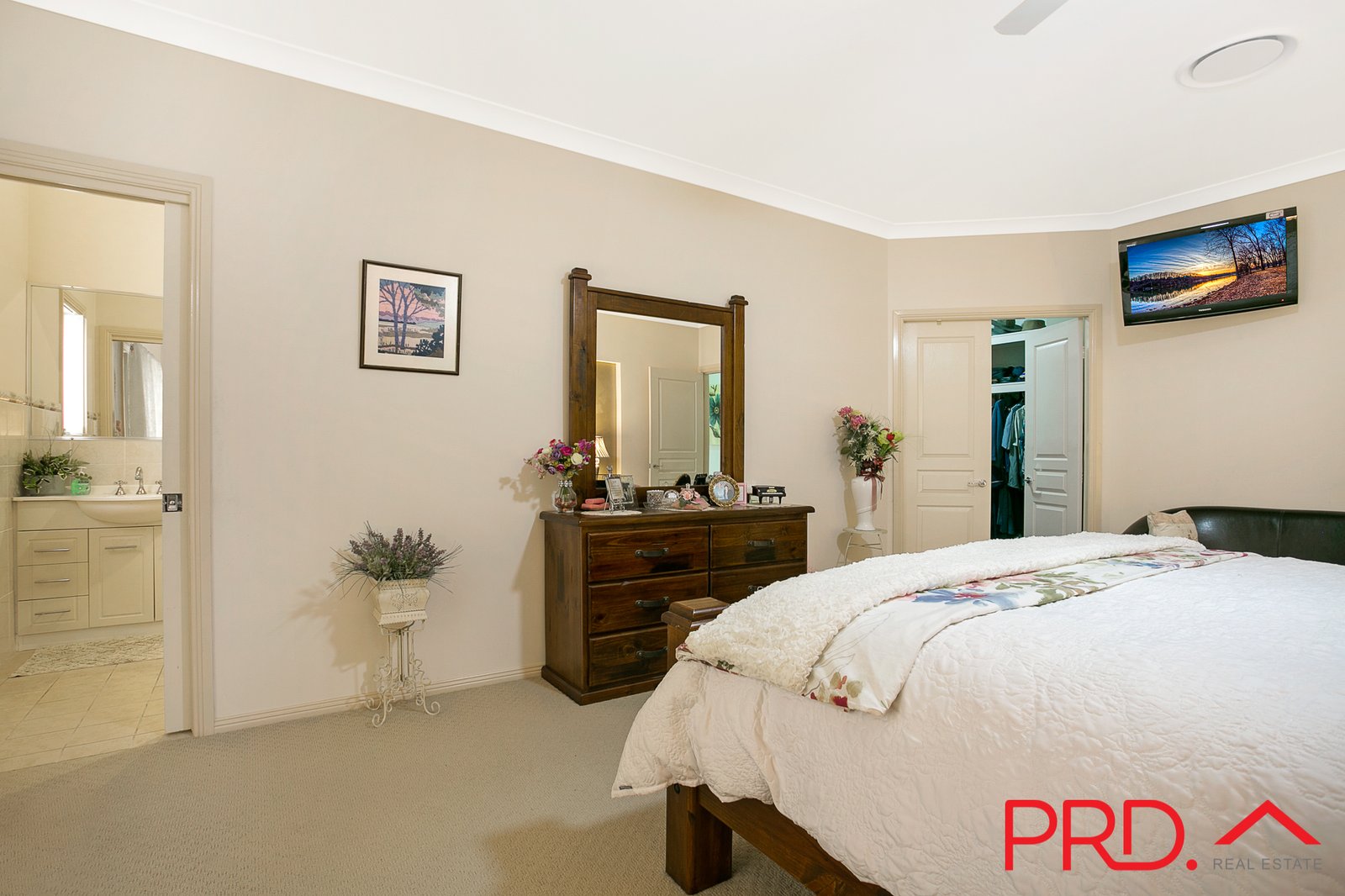 18 Warrah Drive TAMWORTH 5