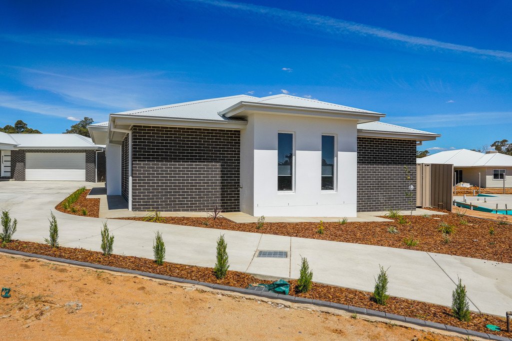 1/8 Wiley Court BOOROOMA 1