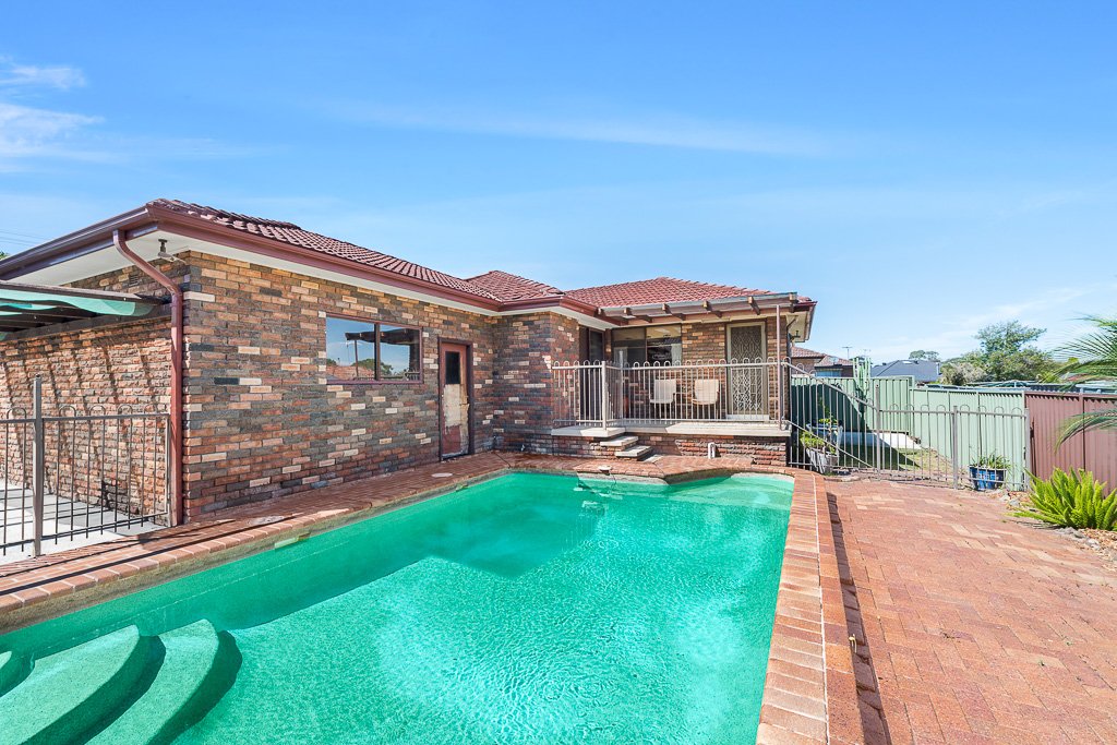 18 Windermere Crescent PANANIA 7