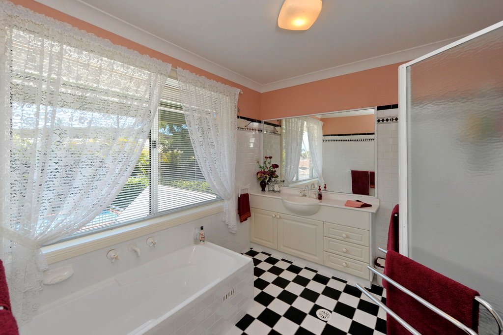 18 Windward Close CORLETTE 13