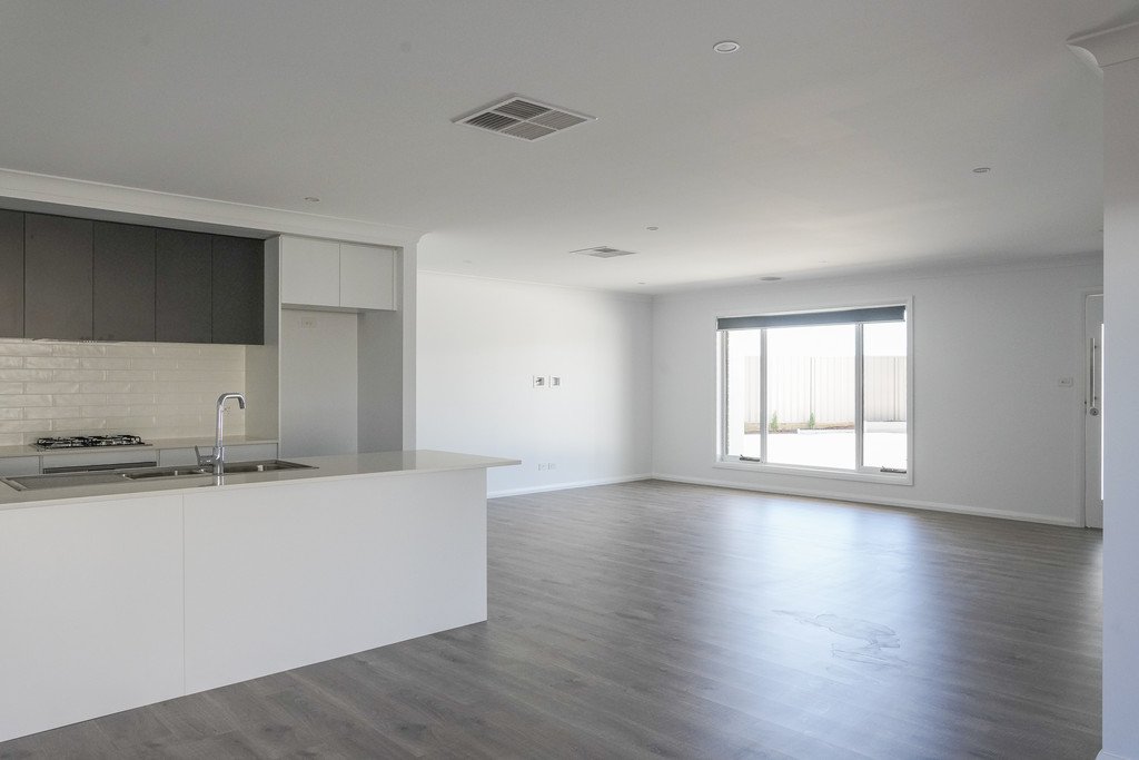 1/8 Wylie Court BOOROOMA 4