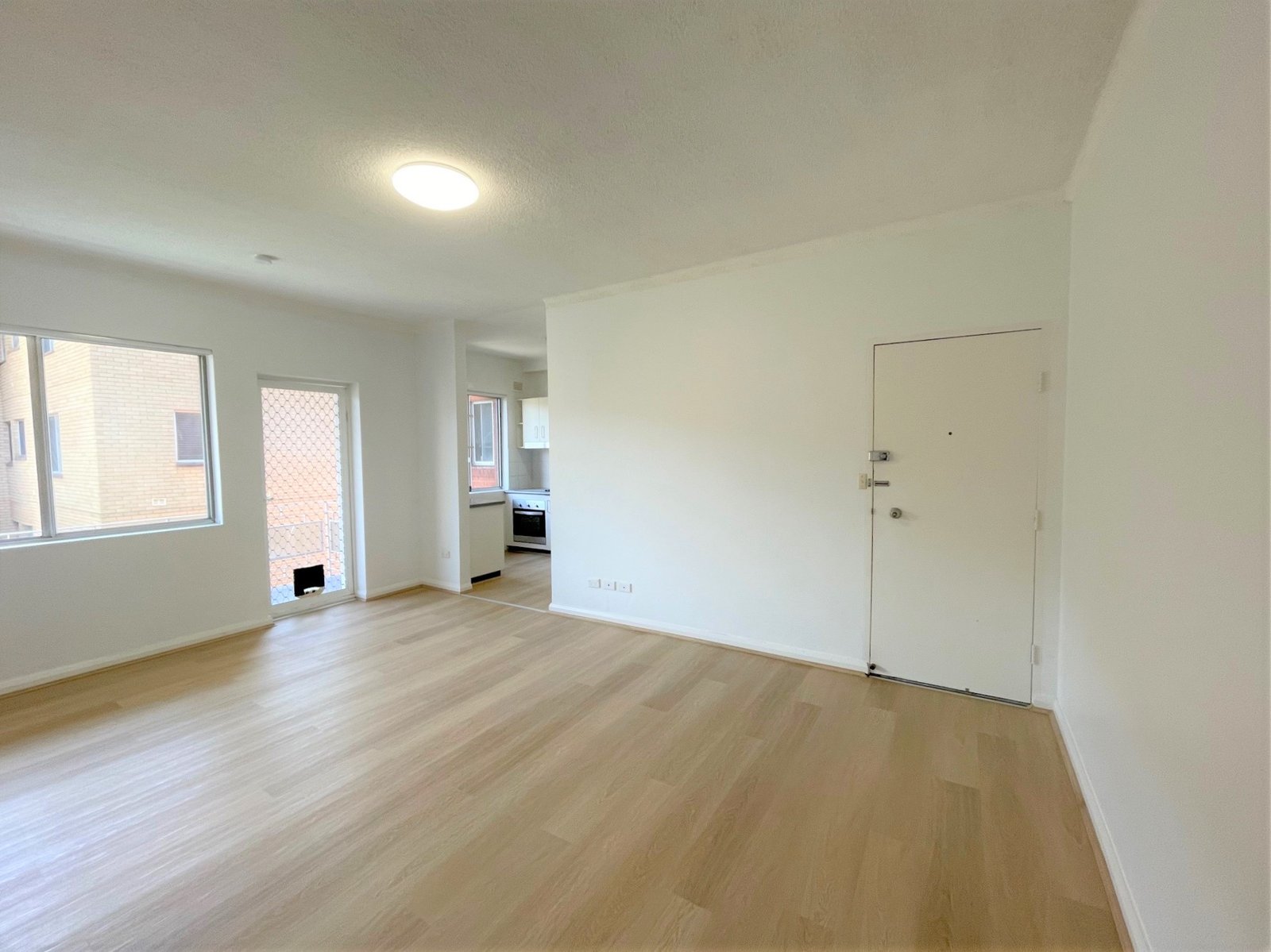 18/142 Chuter Avenue SANS SOUCI 2