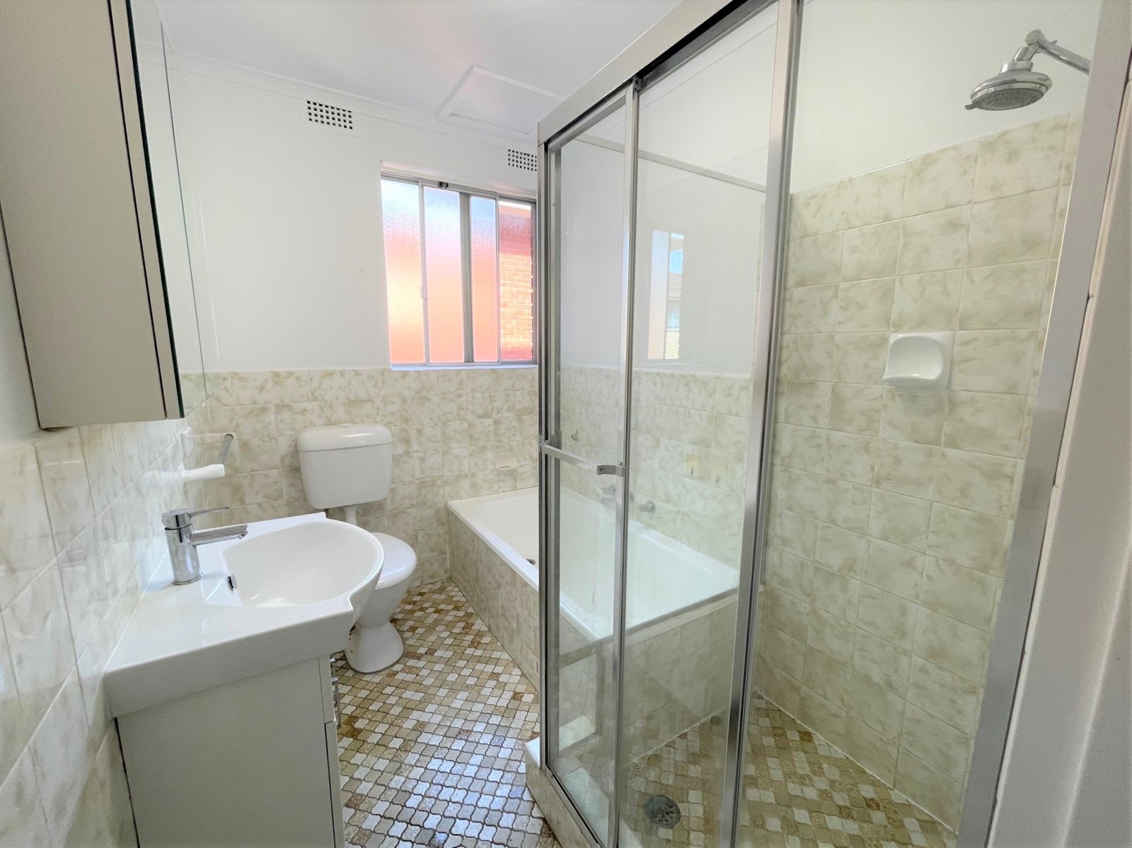 18/142 Chuter Avenue SANS SOUCI 6