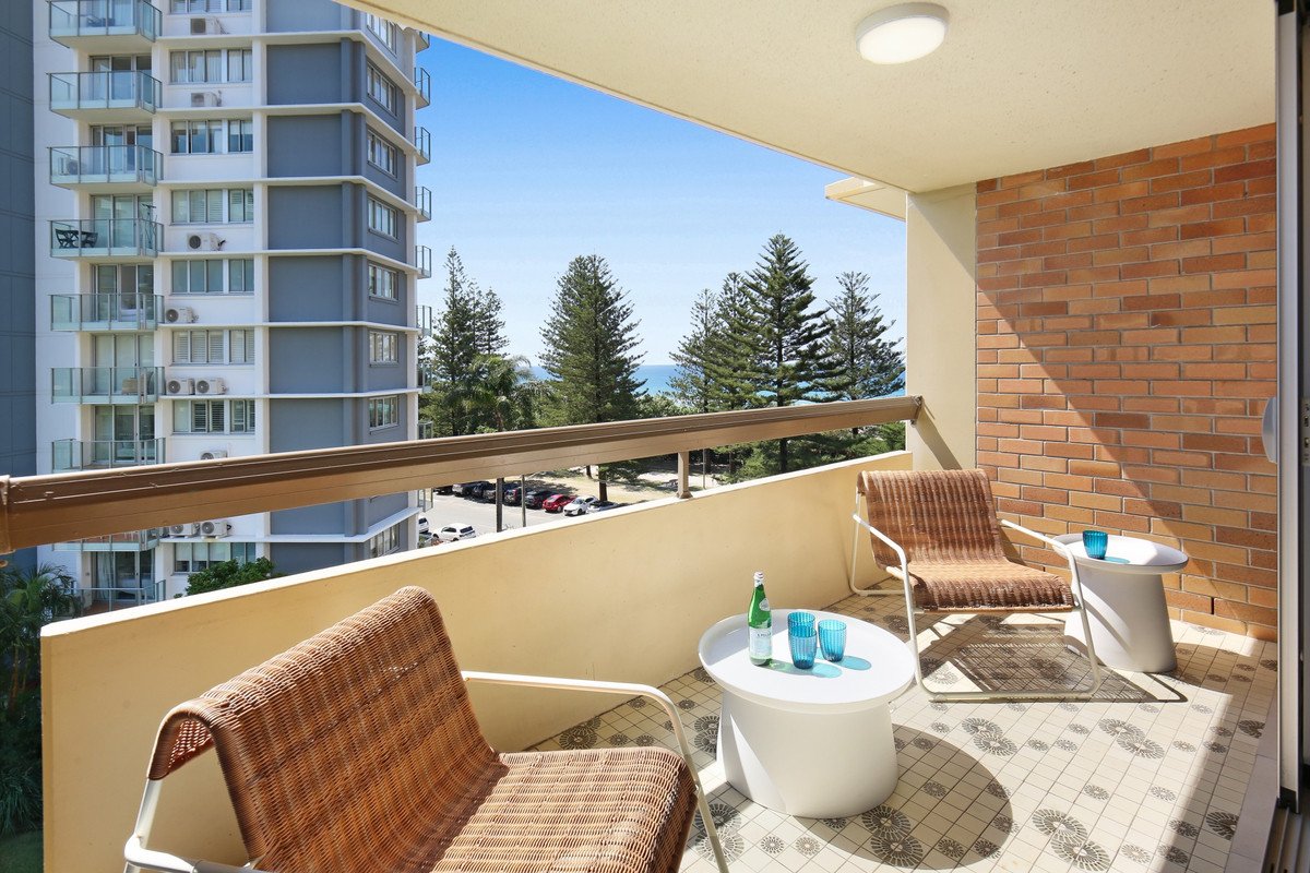 18/24 The Esplanade Burleigh Heads 8