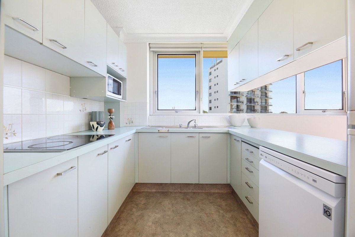 18/24 The Esplanade Burleigh Heads 11