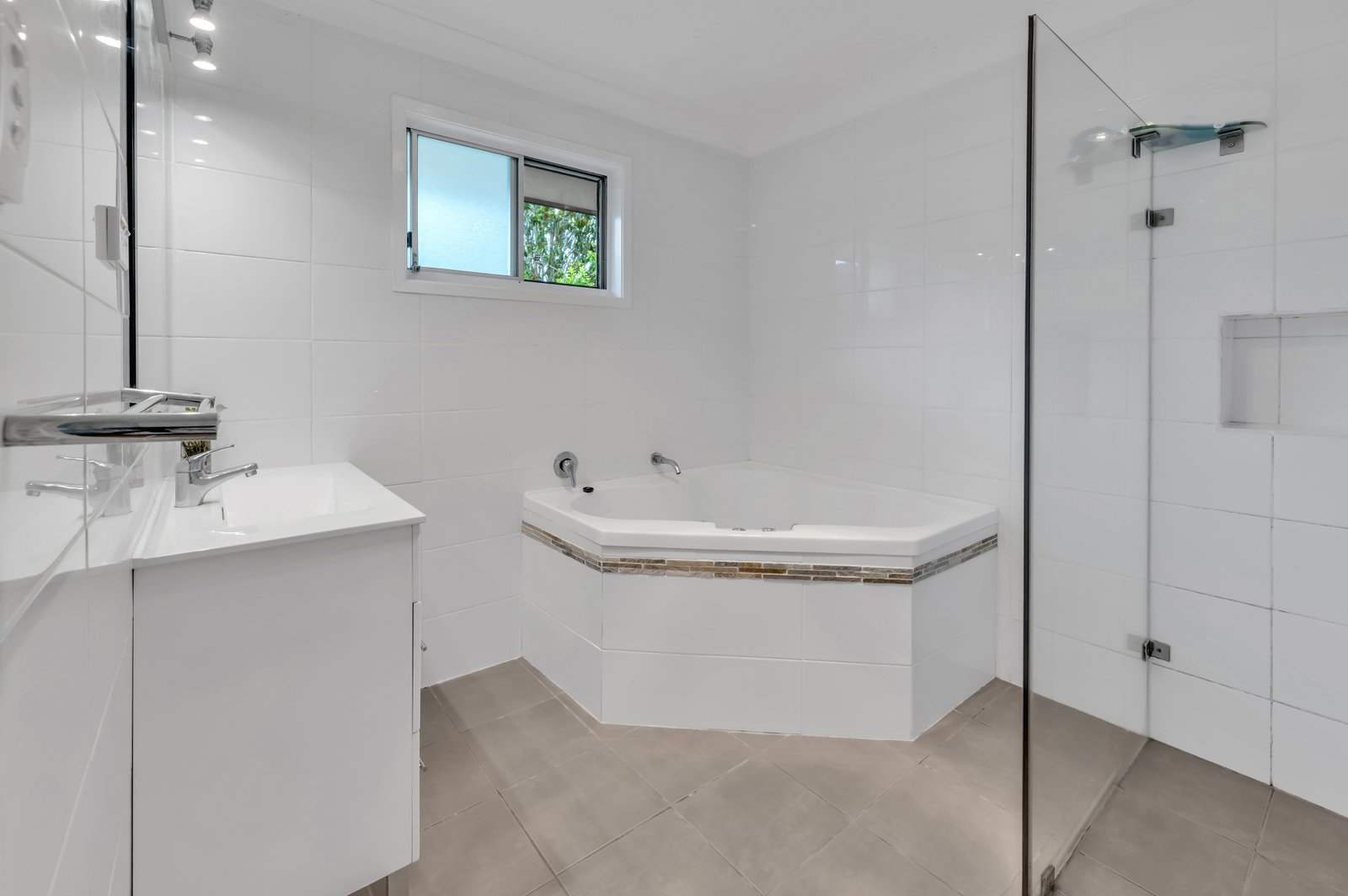 188 Cotlew Street ASHMORE 12