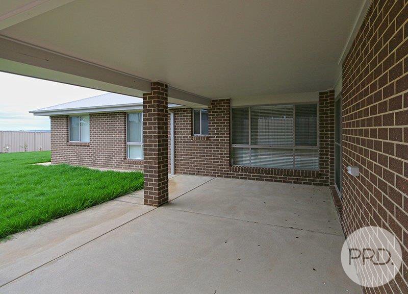 19 Darcy Drive BOOROOMA 9