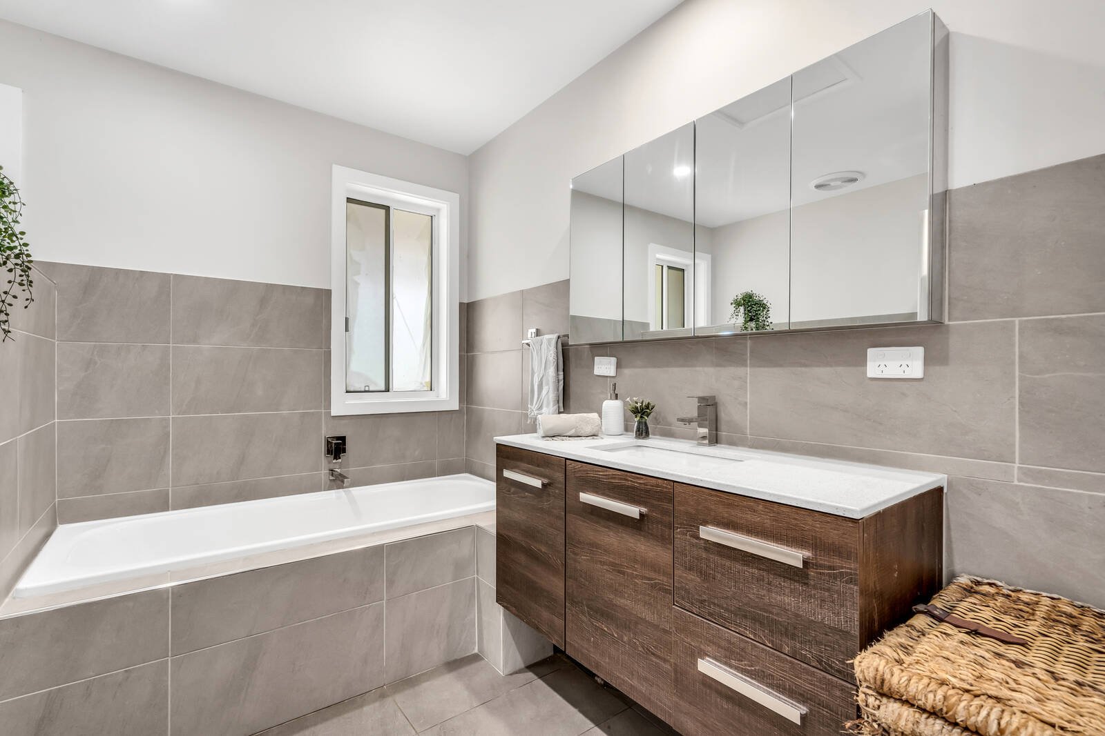 Real Estate and Property in 19 Donovans Road, Woodend North, VIC